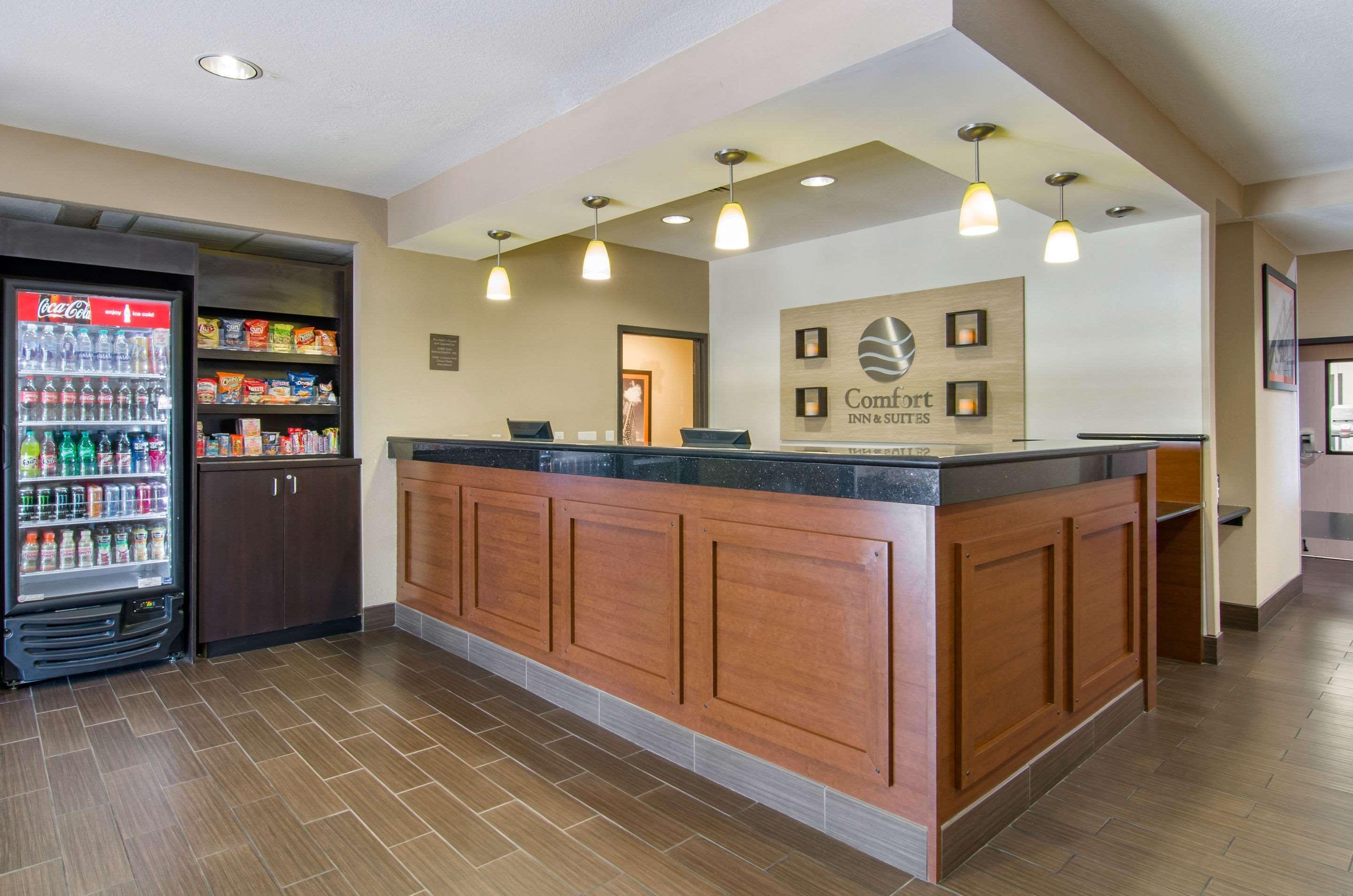 Comfort Inn & Suites Kansas City - Northeast Extérieur photo